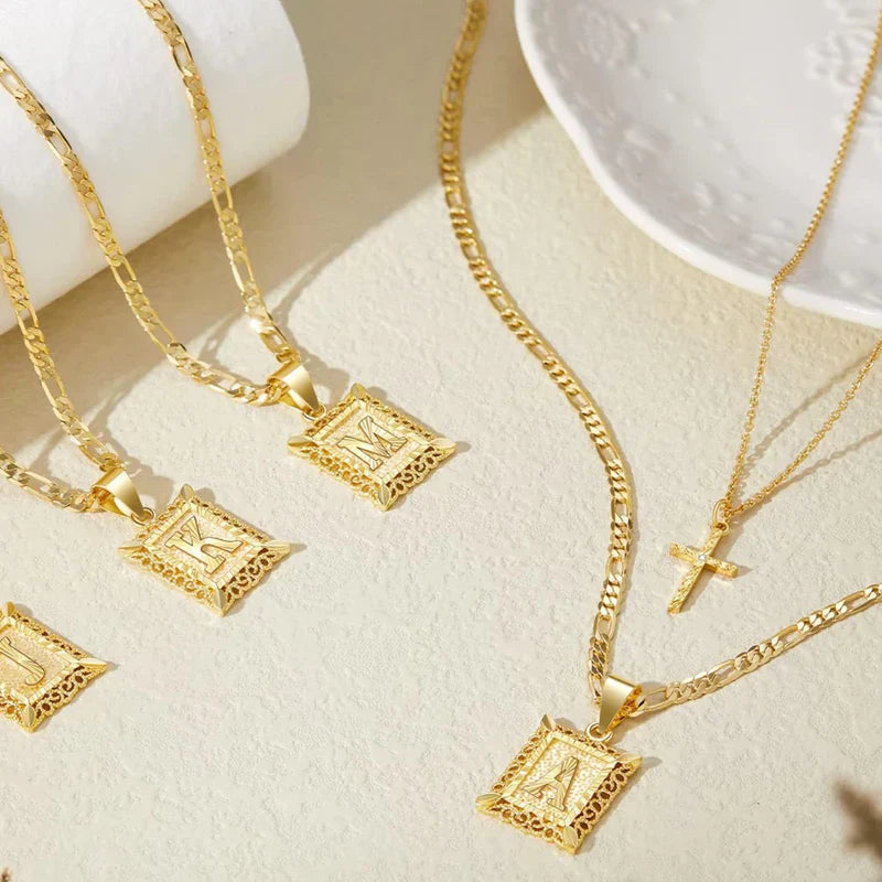 Conjunto de Collares de Oro con Inicial y Cruz