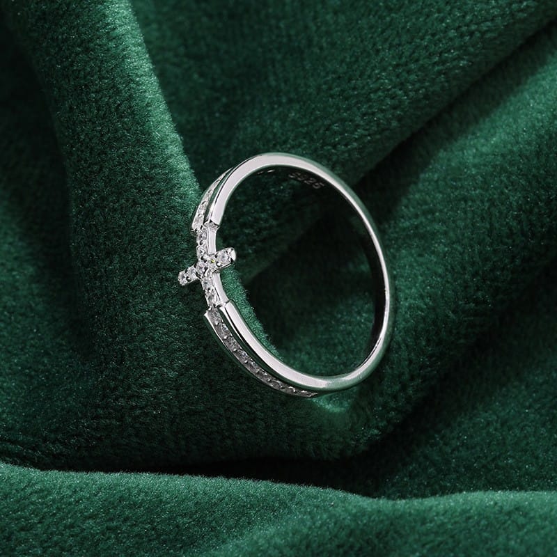 ANILLO ELEGANTE CON CRUCIFIXO Y PIEDRAS DE ZIRCONIO