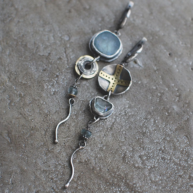 Pendientes «antiguos» con piedras azules y cruz