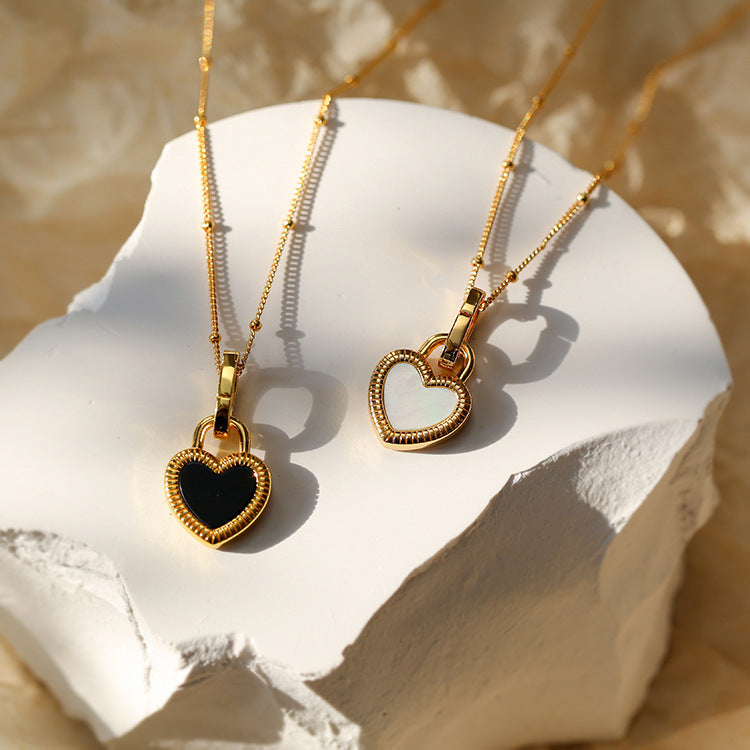 Collar con colgante de corazón blanco y negro en oro