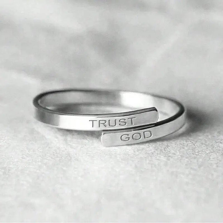 ANILLO GRABADO EN PLATA "CONFIAR EN DIOS" - (AJUSTABLE)