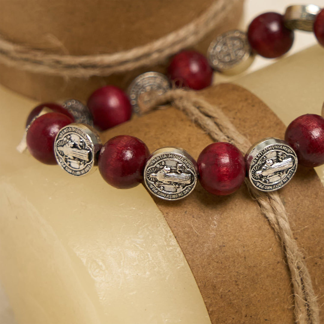 Pulsera de cuentas rojas y colgante de San Benito de estilo vintage: símbolo apreciado de guía divina