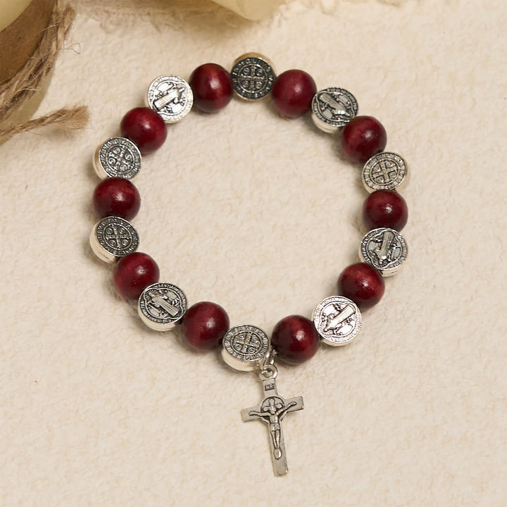Pulsera de cuentas rojas y colgante de San Benito de estilo vintage: símbolo apreciado de guía divina