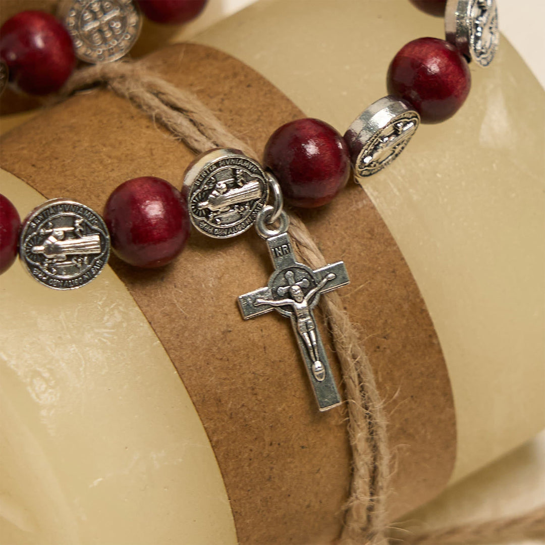 Pulsera de cuentas rojas y colgante de San Benito de estilo vintage: símbolo apreciado de guía divina