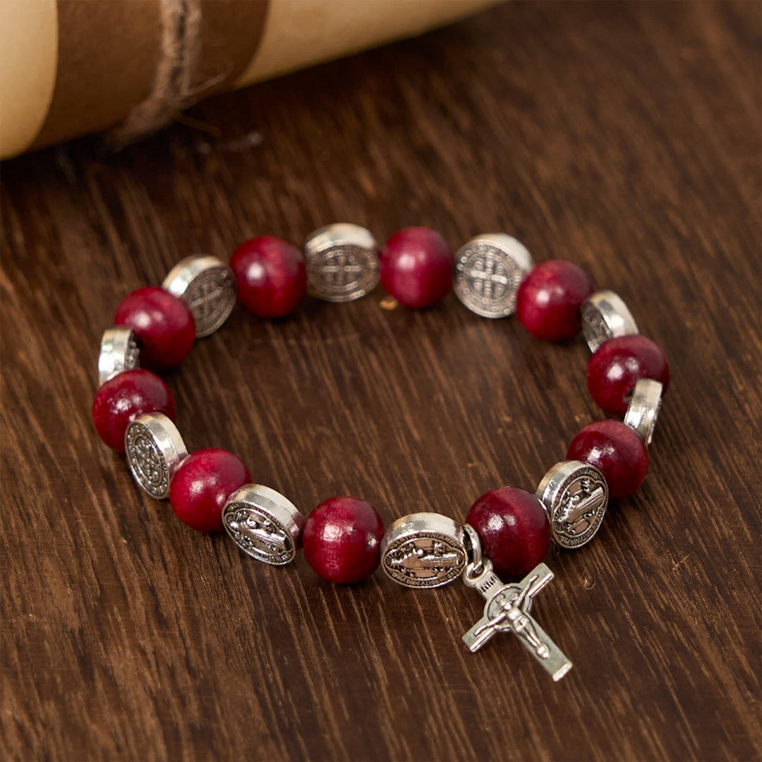Pulsera de cuentas rojas y colgante de San Benito de estilo vintage: símbolo apreciado de guía divina