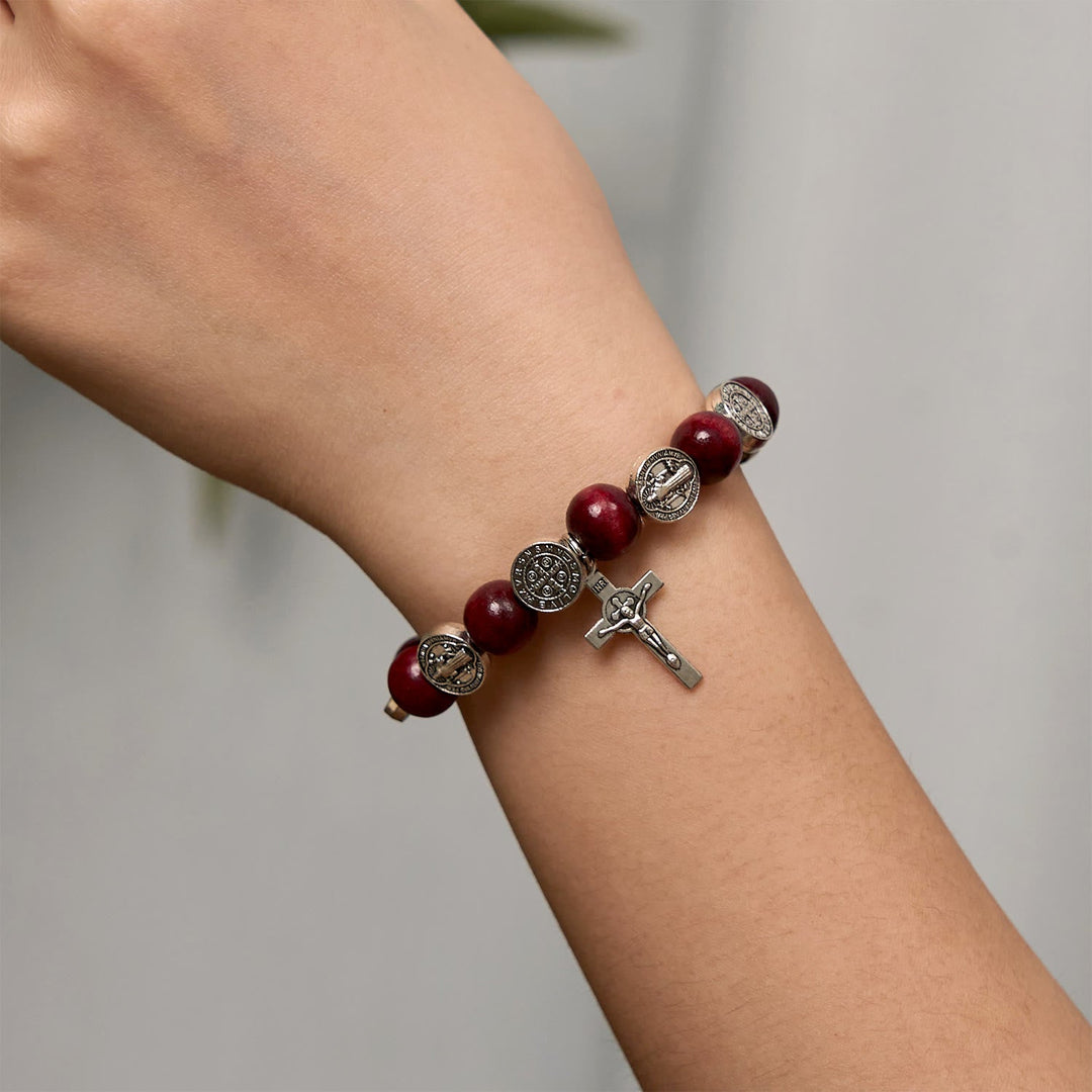 Pulsera de cuentas rojas y colgante de San Benito de estilo vintage: símbolo apreciado de guía divina
