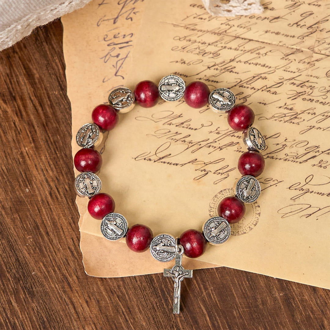 Pulsera de cuentas rojas y colgante de San Benito de estilo vintage: símbolo apreciado de guía divina