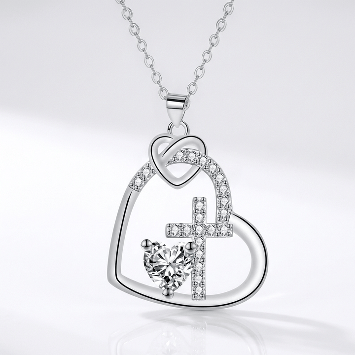 COLLAR CON INCRUSTACIÓN EN FORMA DE CORAZÓN