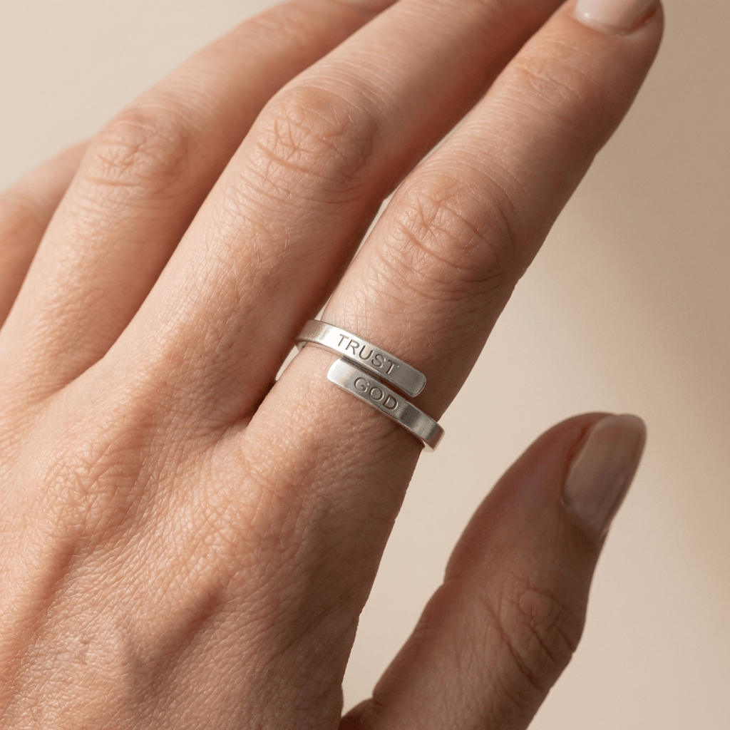 ANILLO GRABADO EN PLATA "CONFIAR EN DIOS" - (AJUSTABLE)