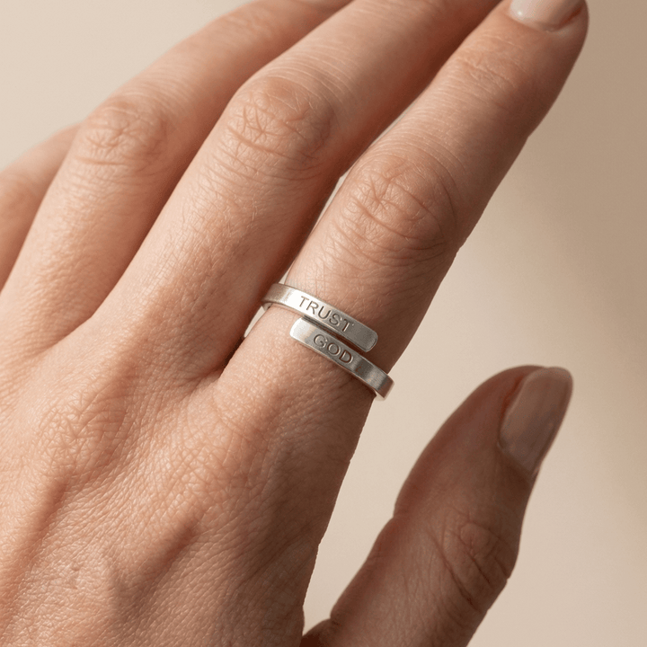 ANILLO GRABADO EN PLATA "CONFIAR EN DIOS" - (AJUSTABLE)