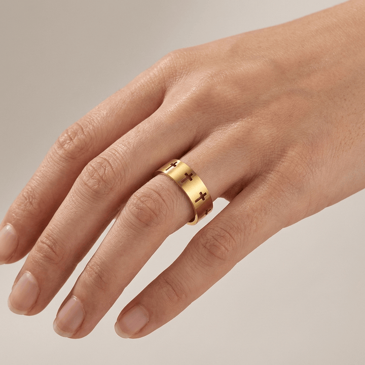 ANILLO CON CRUZ BENDITA RECORTADA