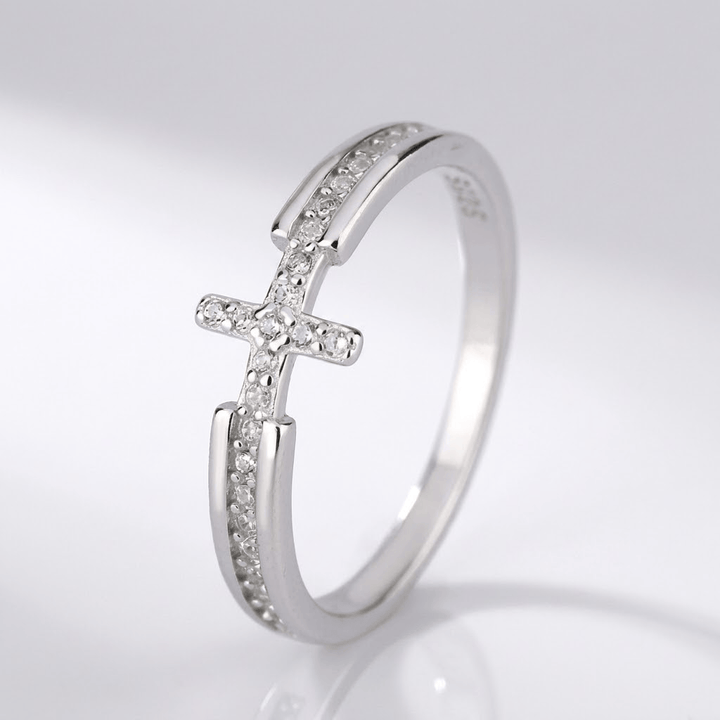 ANILLO ELEGANTE CON CRUCIFIXO Y PIEDRAS DE ZIRCONIO