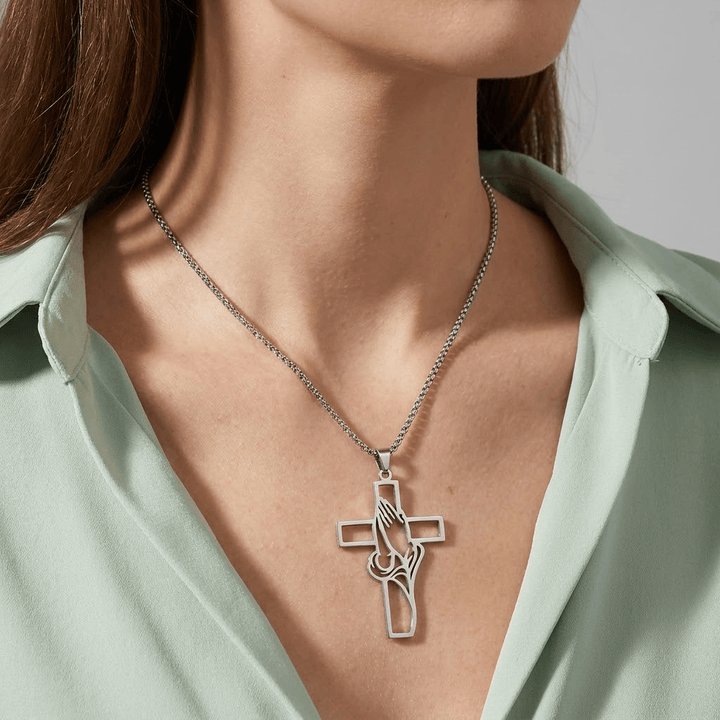COLGANTE DE CRUZ CON MANOS EN ORACIÓN