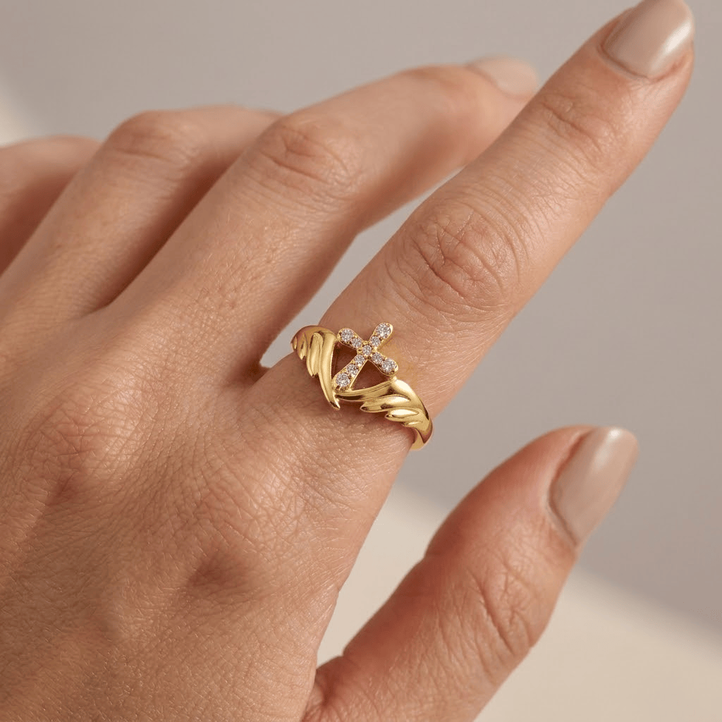 ANILLO CRUZ CON ALAS DE ÁNGEL Y DIAMANTES DE ZIRCÓN - (AJUSTABLE)