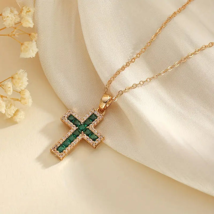 Collar de oro con colgante cruz esmeralda solemne