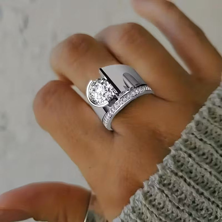 Anillo Deslumbrante de Cola de Pavo con Gran Cuadrado de Circonita