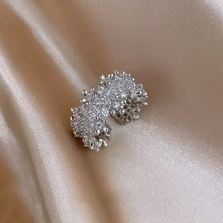 Anillo con Diseño Geométrico Irregular de Lujo