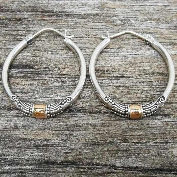 Pendientes retro de aro esculpido en dos tonos