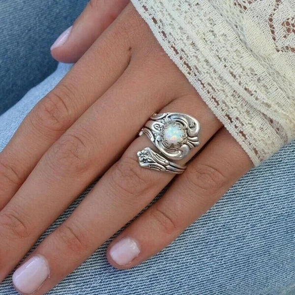 Anillo Ajustable con Cucharita de Ópalo Blanco