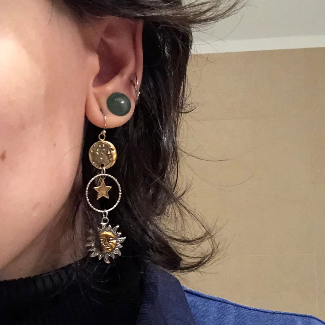 Pendientes con colgantes de sol y luna