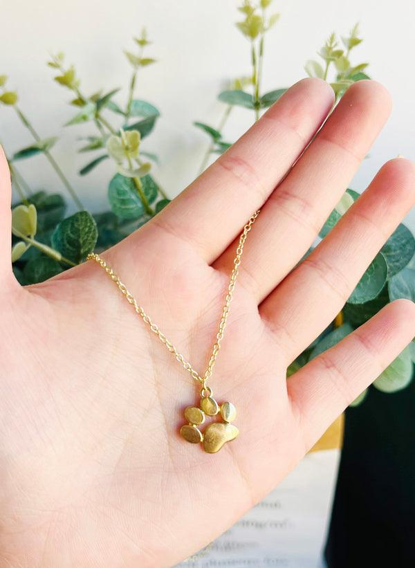 Collar con Colgante en Forma de Pata de Oro
