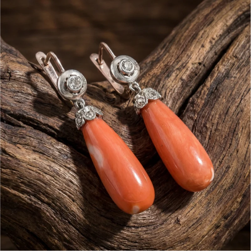 Antiguos pendientes bohemios con corales colgantes
