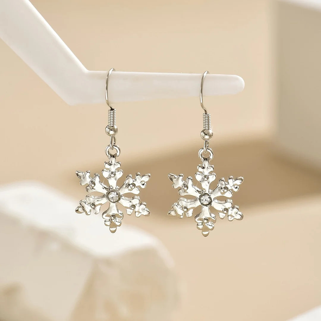 Elegantes pendientes colgantes con copos de nieve navideños