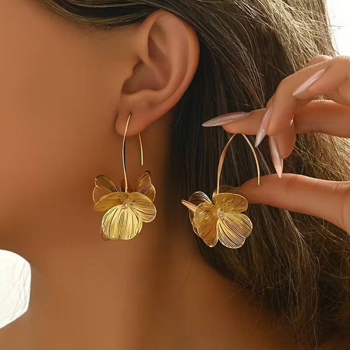 Elegantes pendientes con flores doradas