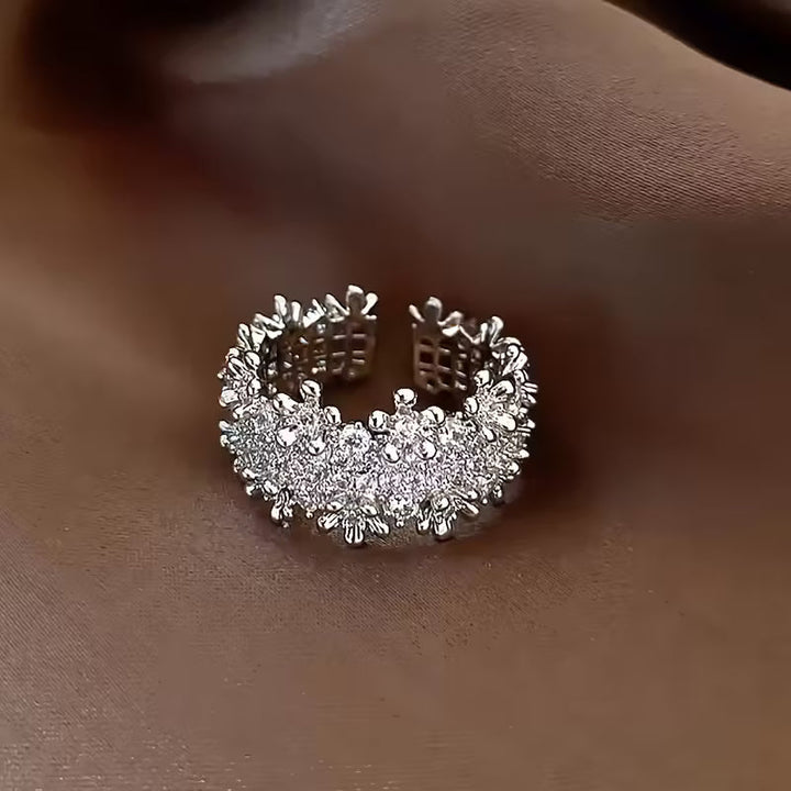 Anillo con Diseño Geométrico Irregular de Lujo