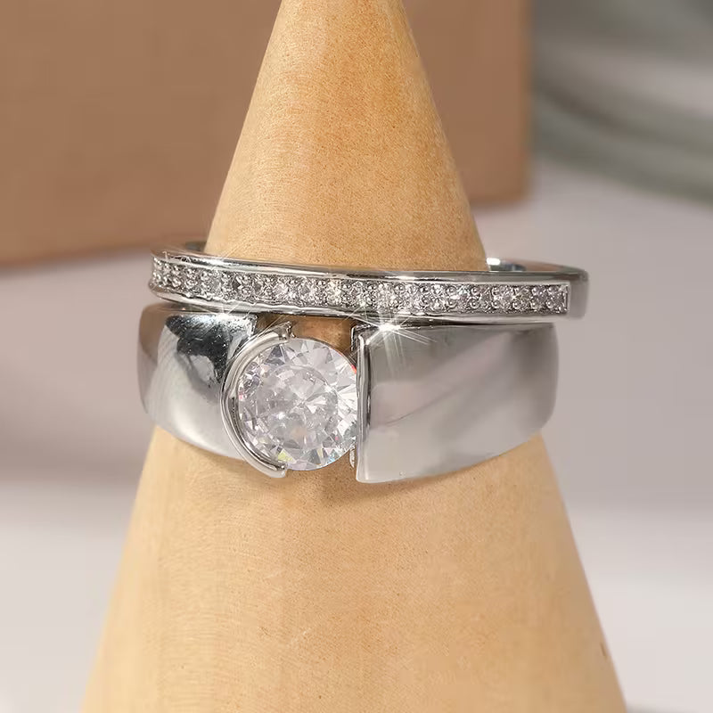 Anillo Deslumbrante de Cola de Pavo con Gran Cuadrado de Circonita