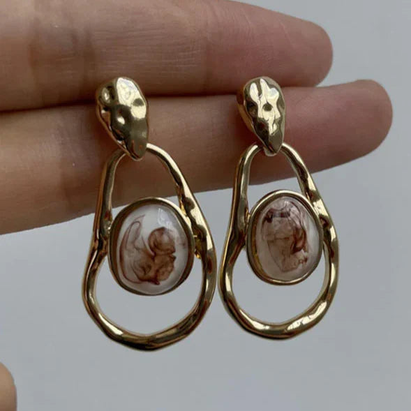 Pendientes dorados con piedra blanca irregular