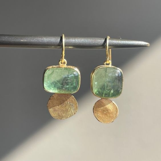 Pendientes vintage de cristal verde con detalles dorados