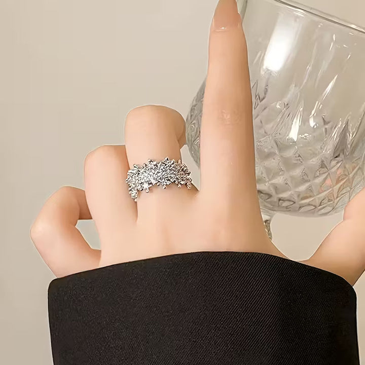 Anillo con Diseño Geométrico Irregular de Lujo