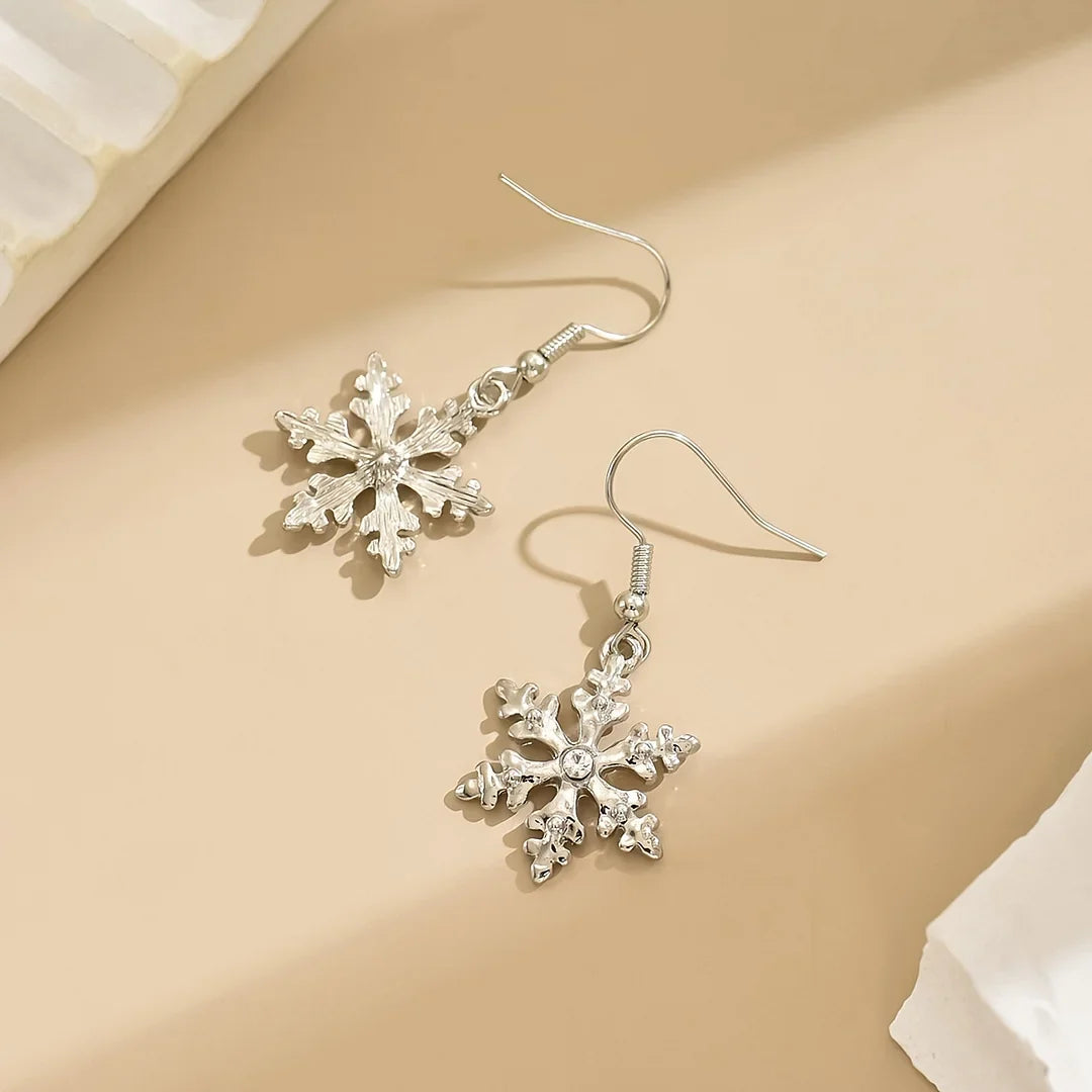 Elegantes pendientes colgantes con copos de nieve navideños