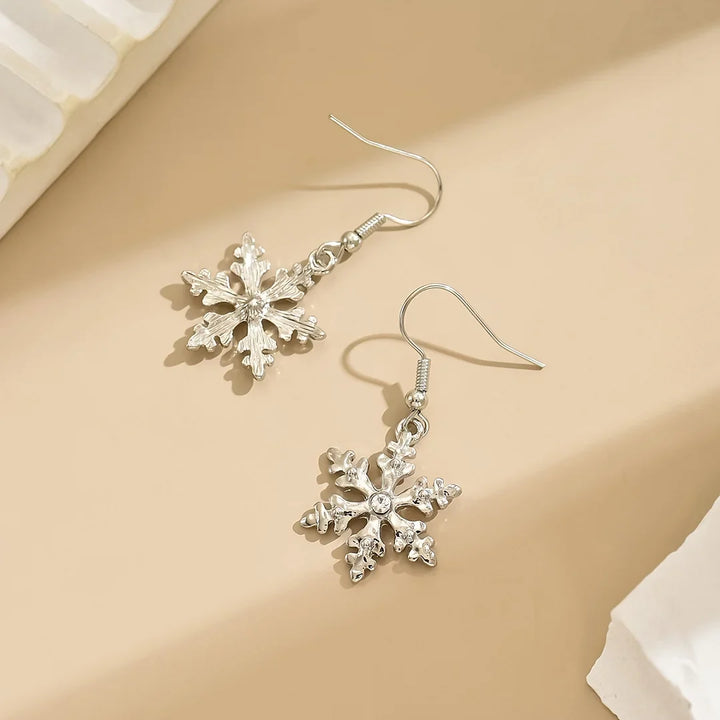 Elegantes pendientes colgantes con copos de nieve navideños