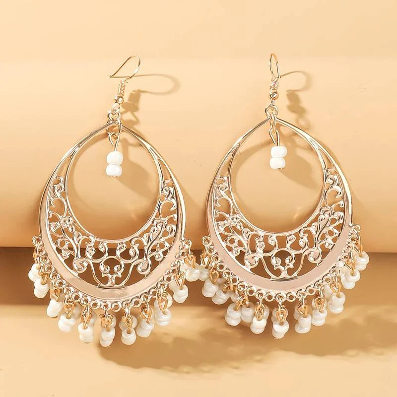 Pendientes Mandala con cuentas blancas atemporales