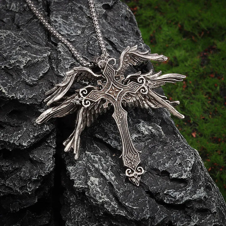 Collar con colgante en forma de cruz con ángel de seis alas