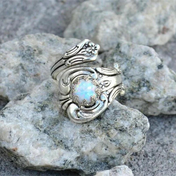 Anillo Ajustable con Cucharita de Ópalo Blanco