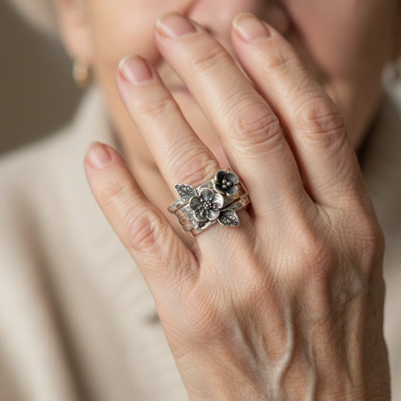 Anillo vintage con capas y flor en plata