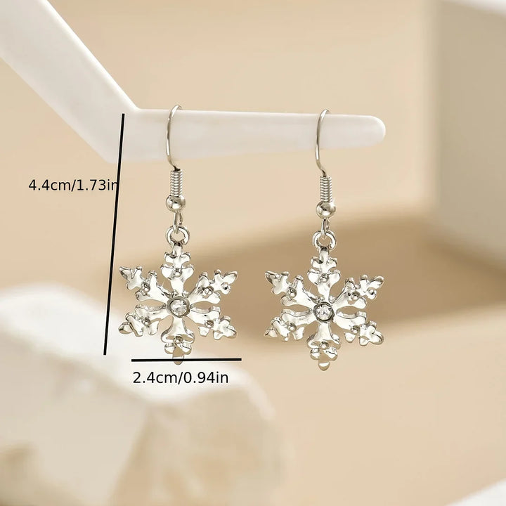 Elegantes pendientes colgantes con copos de nieve navideños