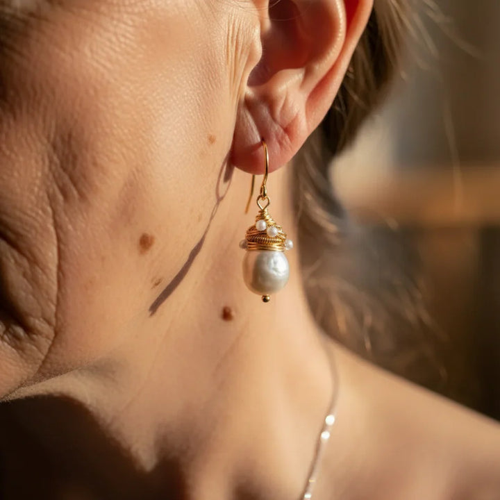 Pendientes vintage de perlas con hilos dorados