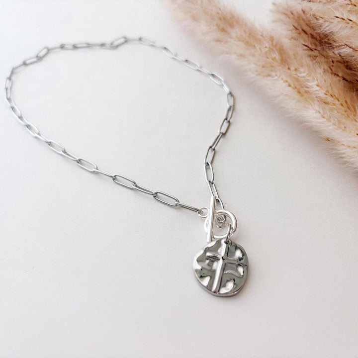 COLLAR DE MONEDA CRUZ CON ESTILO DE CLIP DE PAPEL