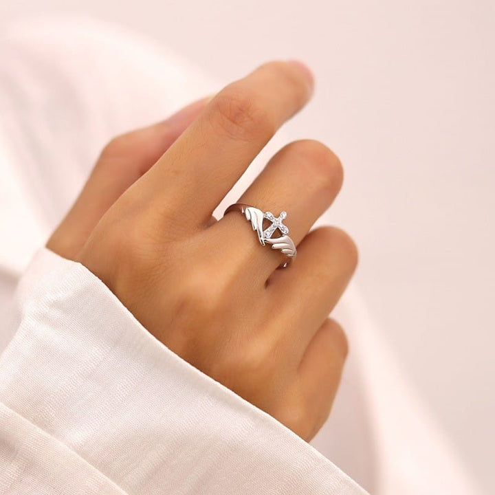 ANILLO CRUZ CON ALAS DE ÁNGEL Y DIAMANTES DE ZIRCÓN - (AJUSTABLE)