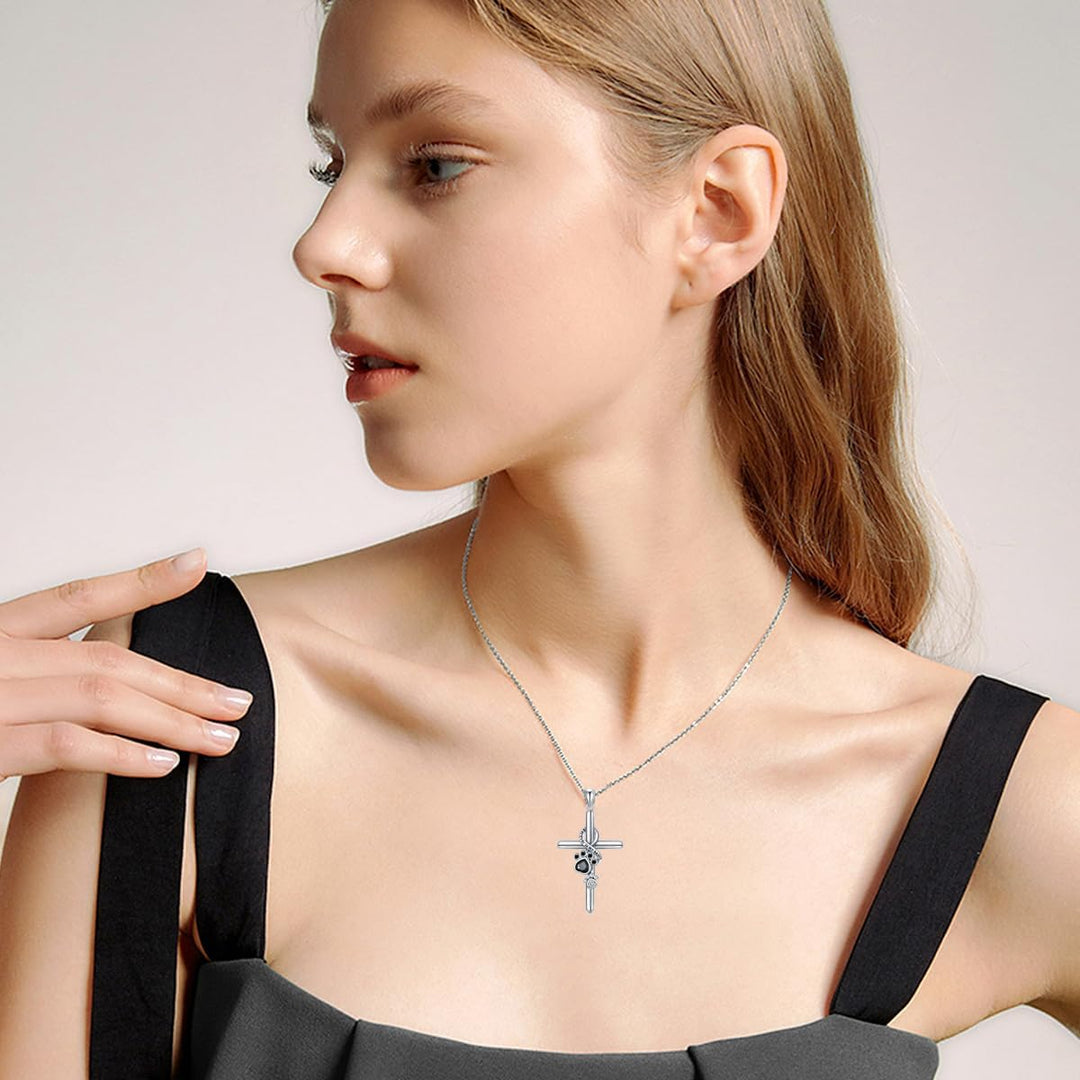 Collar Con Colgante En Forma De Pata Y Cruz En Plata