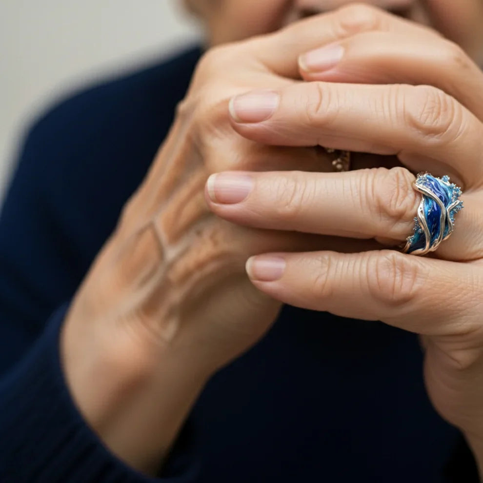 Anillo vintage dorado con ola del océano
