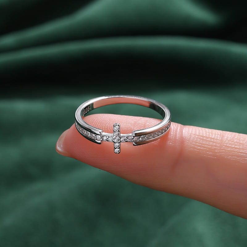 ANILLO ELEGANTE CON CRUCIFIXO Y PIEDRAS DE ZIRCONIO