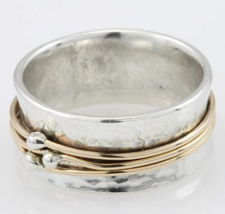Anillo vintage dorado con capas plateadas
