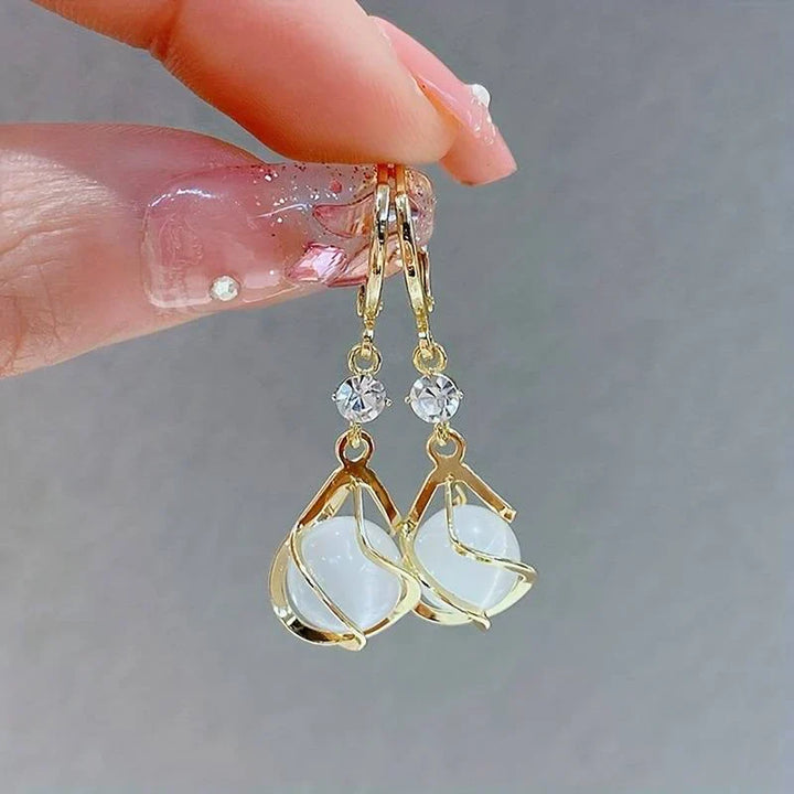 Pendientes colgantes dorados con ópalo blanco vintage