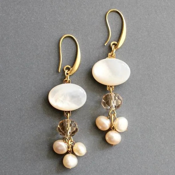 Elegantes pendientes con piedra blanca y perla