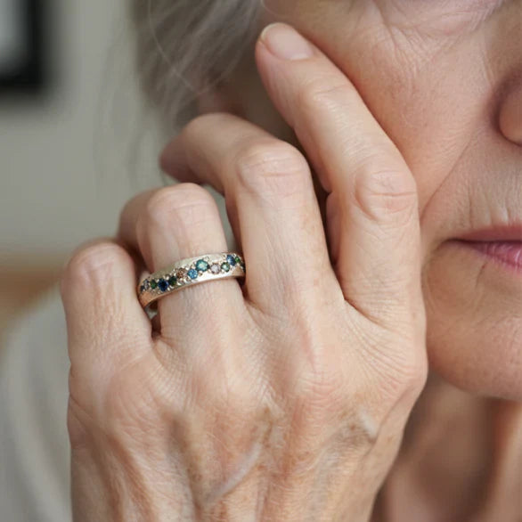 Anillo vintage dorado con capas plateadas